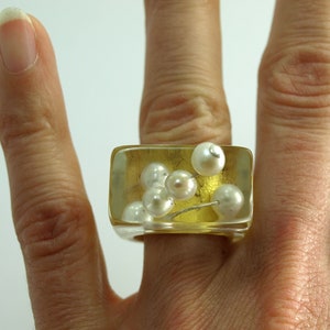 Pearl ring round view abstract resin ring with real white pearls on a silver wire and gold leaf from Geschmeide unter Teck image 10