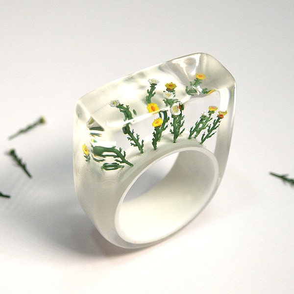 Marguerites from neighbours garden – romantic flower ring with white and yellow mini-marguerites on a white ring made of resin