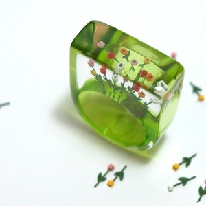 Springlike flower ring Tulips from Amsterdam with colorful tulips on a green ring made of resin from Geschmeide unter Teck image 5