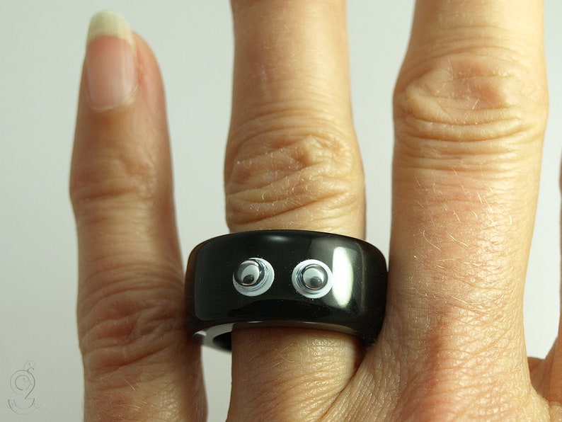 Look at me Black resin ring with funny wiggle eyes image 6