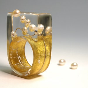 Pearl ring round view abstract resin ring with real white pearls on a silver wire and gold leaf from Geschmeide unter Teck image 6