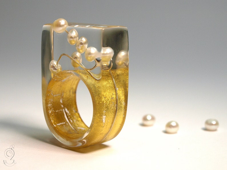 Pearl ring round view abstract resin ring with real white pearls on a silver wire and gold leaf from Geschmeide unter Teck image 6