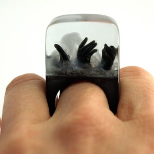 Zombie creepy undead ring with three black hands and fog on a black ring made of resin from Geschmeide unter Teck image 4