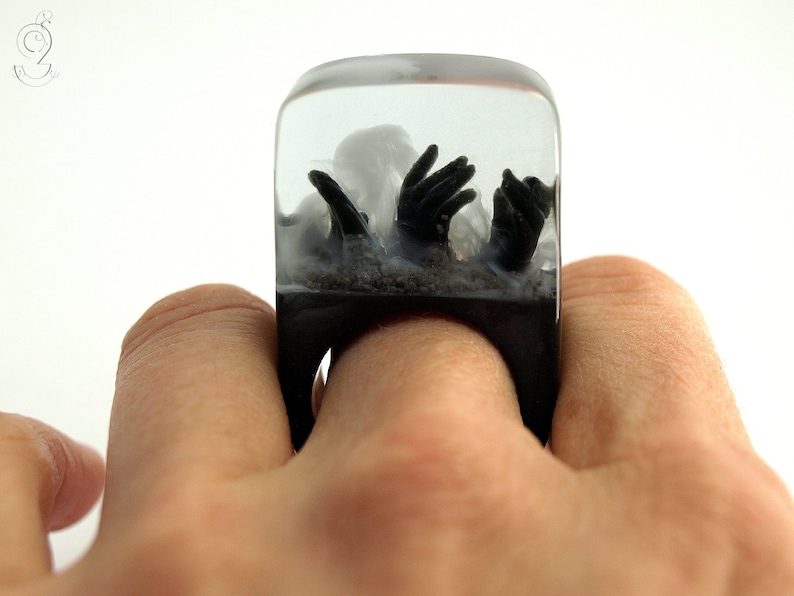 Zombie creepy undead ring with three black hands and fog on a black ring made of resin from Geschmeide unter Teck image 4