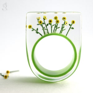 Sunflower ring with yellow plastic mini-sunflowers on a green ring made of resin for the endless summer from Geschmeide unter Teck