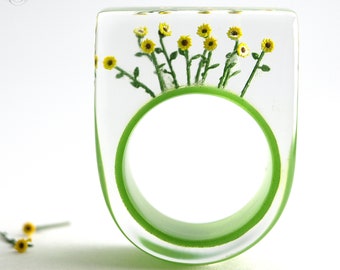 Sonnenblumen-Ring mit gelben Kunststoff-Mini-Sonnenblumen auf grünem Ring in Gießharz für den endlosen Sommer von Geschmeide unter Teck
