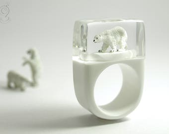 Ours polaire – Bague en résine moulée cool avec un ours polaire sur une banquise blanche et un anneau blanc