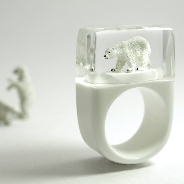 Polar bear – Cool resin ring with a polar bear on white ice floe and white ring