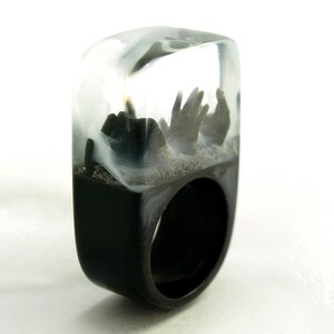 Zombie creepy undead ring with three black hands and fog on a black ring made of resin from Geschmeide unter Teck image 2