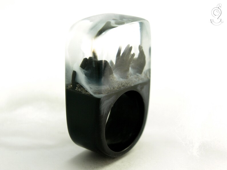 Zombie creepy undead ring with three black hands and fog on a black ring made of resin from Geschmeide unter Teck image 2