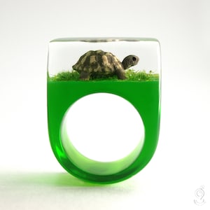 Turtle – Majestic turtle ring with a small brown-beige turtle on a green ring made of resin from Geschmeide unter Teck
