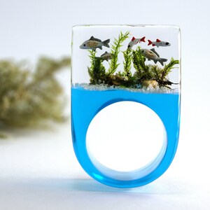 Etsy Design Awards Finalist 2020: Aquarium Fish ring with silver ornamental fish, sand, stones & moss on a blue ring made of resin image 3