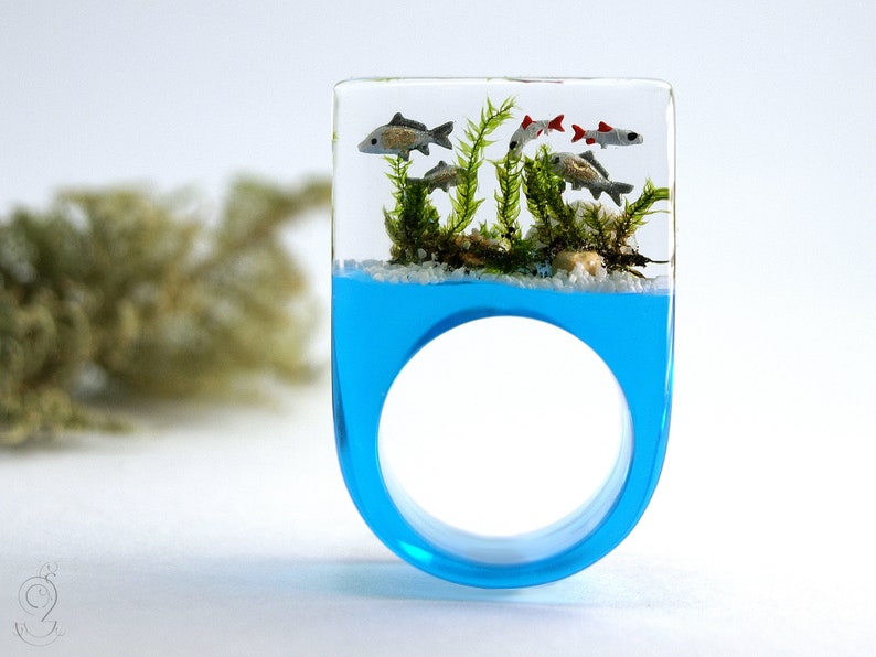 Etsy Design Awards Finalist 2020: Aquarium Fish ring with silver ornamental fish, sand, stones & moss on a blue ring made of resin image 3