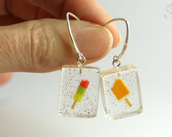 Popsicles - Boucles d'oreilles irrésistibles en forme de glace avec glace aux fruits et à l'orange et paillettes colorées en résine coulée avec crochets en V en argent sterling 925