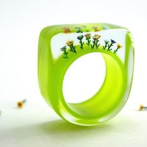 Colorful flower garden – summerly ring with colorful flowers on a green ring made of resin