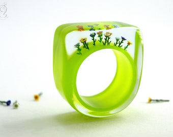 Bunter Blumengarten – Sommerlicher Blumen-Ring mit bunten Kunststoff Mini-Blumen auf knallgrünem Ring in Gießharz