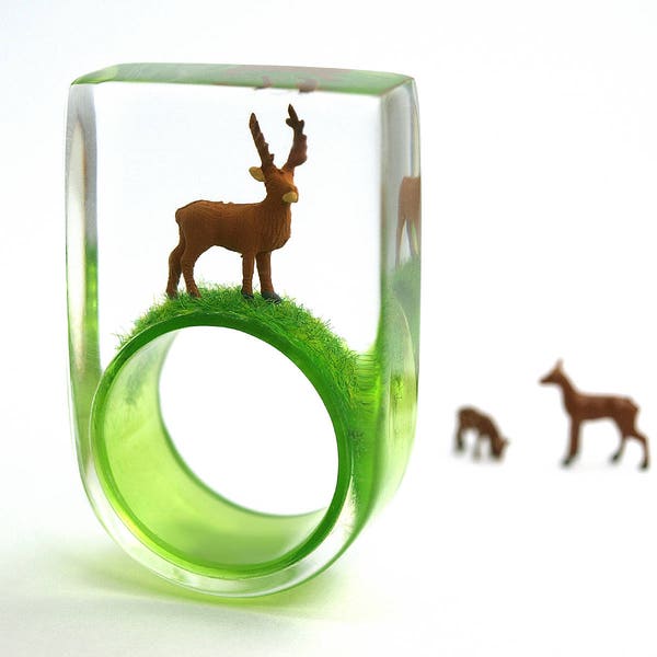 Wood ease – Funny deer ring with a brown deer on a green ring made of resin for quite wild people
