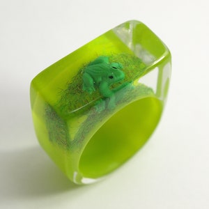 Froschkönig Drolliger Epoxidharz-Ring mit einem grünen Frosch und Gras auf knallgrünem Ring von Geschmeide unter Teck Bild 5