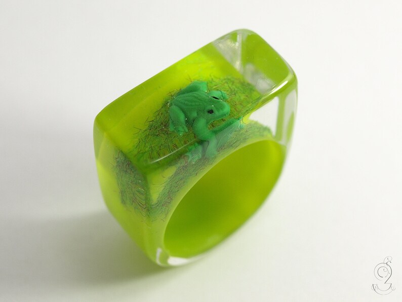 Frog Prince Droll epoxy resin ring with a green frog and grass on bright green ring from Geschmeide unter Teck image 5