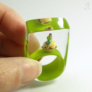 Burger break – Green miniature resin ring with a woman sitting on a cheeseburger, for all fast food junkies