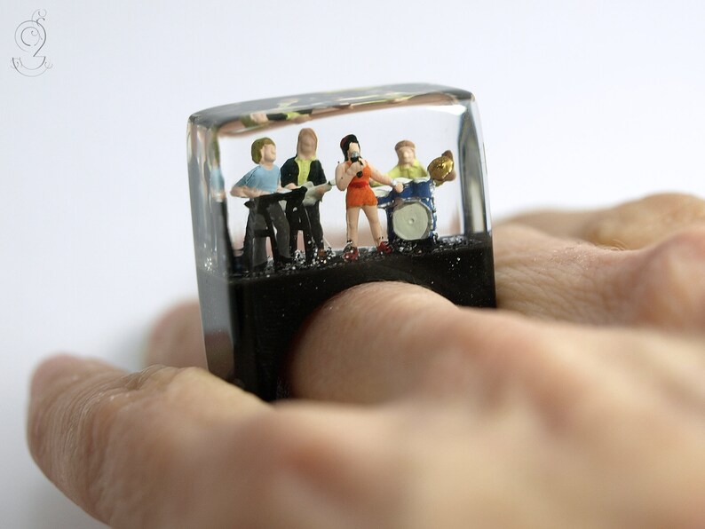 Soundcheck Top class musician ring with a live band on black ground made of resin for the daily concert image 2