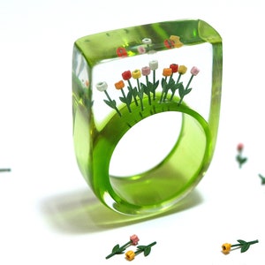 Springlike flower ring Tulips from Amsterdam with colorful tulips on a green ring made of resin from Geschmeide unter Teck image 1