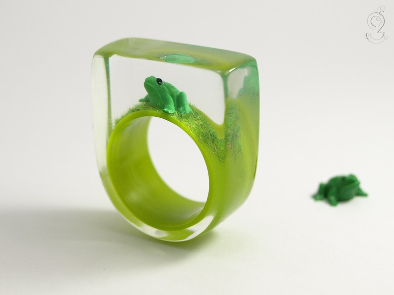 Frog Prince Droll epoxy resin ring with a green frog and grass on bright green ring from Geschmeide unter Teck image 1