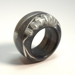 Abstract pearl ring Round view made of resin with real white pearls and a wire on an anthracite colored ring image 5