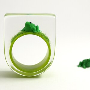 Froschkönig Drolliger Epoxidharz-Ring mit einem grünen Frosch und Gras auf knallgrünem Ring von Geschmeide unter Teck Bild 2