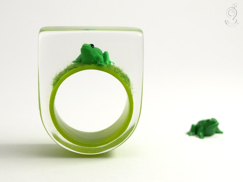 Frog Prince Droll epoxy resin ring with a green frog and grass on bright green ring from Geschmeide unter Teck image 2