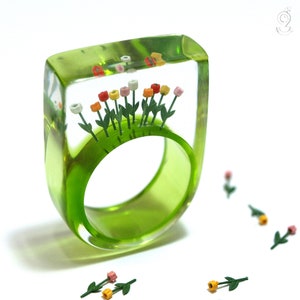 Anillo floral elástico de tulipanes de Ámsterdam con tulipanes de colores sobre un anillo verde en resina fundida de Geschmeide unter Teck