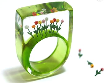 Anello di fiori primaverili con tulipani di Amsterdam con tulipani colorati su un anello verde in resina fusa di Geschmeide unter Teck