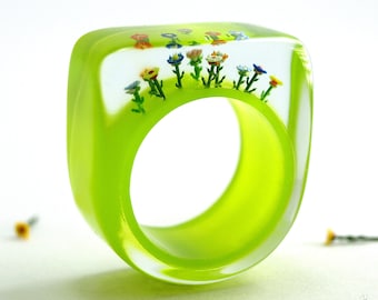 Summery colorful flower ring with colorful plastic mini flowers on a bright green ring in cast resin for all garden lovers