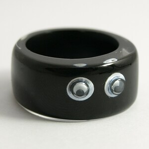 Look at me Black resin ring with funny wiggle eyes Black