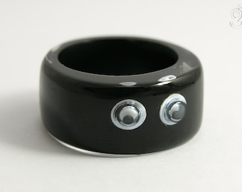 Look at me – Black resin ring with funny wiggle eyes