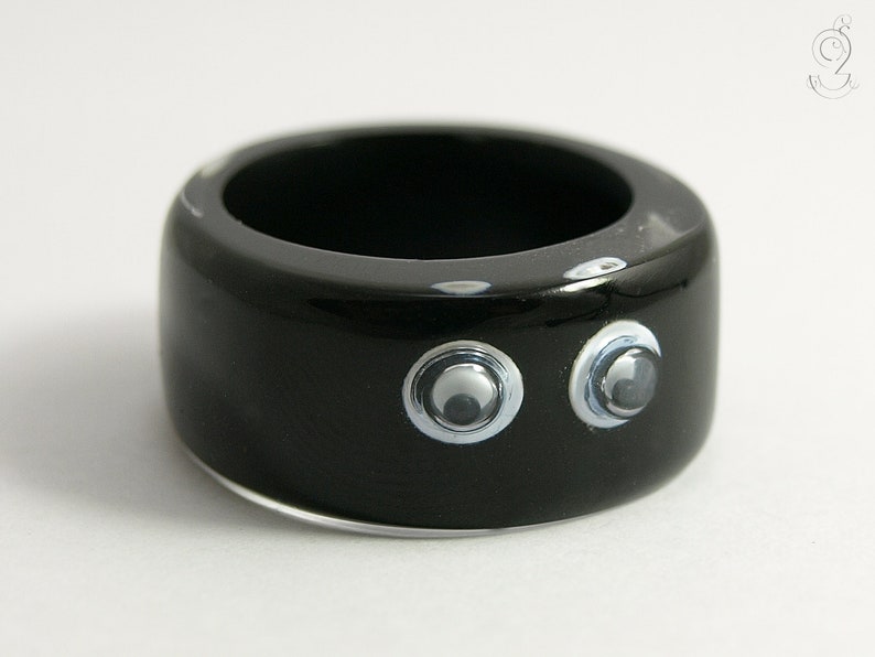 Look at me Black resin ring with funny wiggle eyes Black