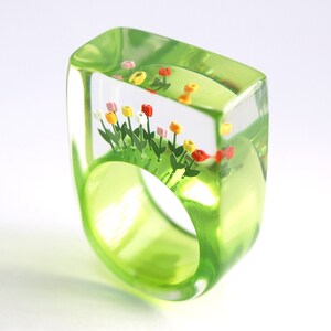 Springlike flower ring Tulips from Amsterdam with colorful tulips on a green ring made of resin from Geschmeide unter Teck image 10