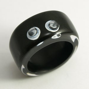 Look at me Black resin ring with funny wiggle eyes image 2