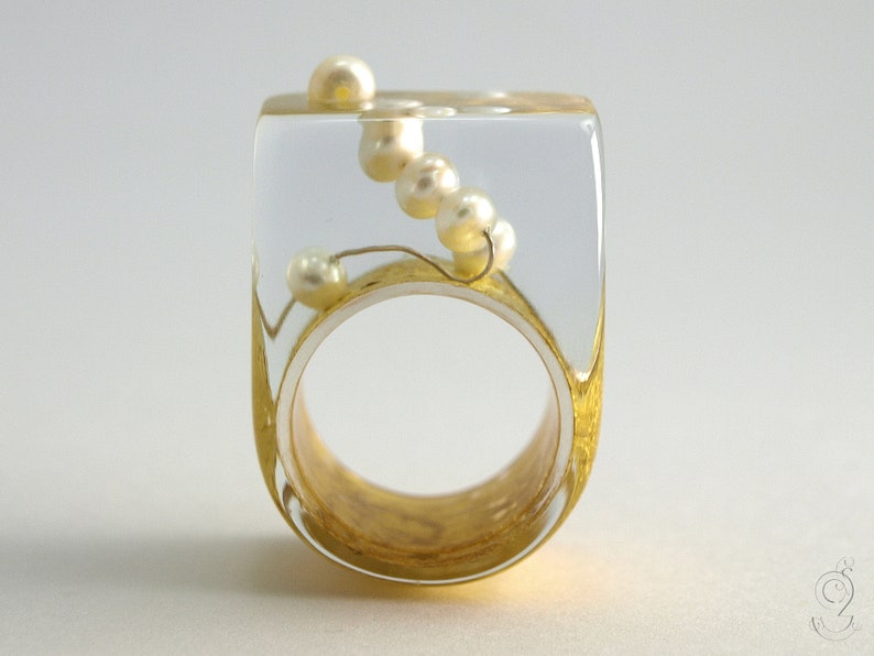 Pearl ring round view abstract resin ring with real white pearls on a silver wire and gold leaf from Geschmeide unter Teck image 9
