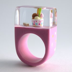 Ice cream bomb – Irresistible ice cream ring with a delicious ice cream cup and waffle on a pink ring made of resin for all sweeties