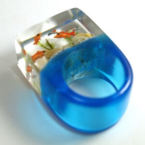 Etsy Design Awards Finalist 2020: Aquarium Fish ring with silver ornamental fish, sand, stones & moss on a blue ring made of resin image 9