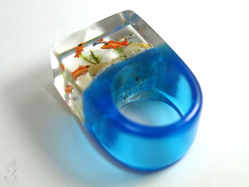 Etsy Design Awards Finalist 2020: Aquarium Fish ring with silver ornamental fish, sand, stones & moss on a blue ring made of resin image 9