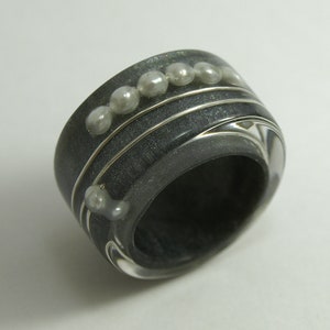 Abstract pearl ring Round view made of resin with real white pearls and a wire on an anthracite colored ring image 8