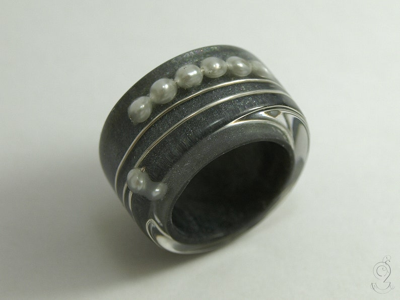 Abstract pearl ring Round view made of resin with real white pearls and a wire on an anthracite colored ring image 8