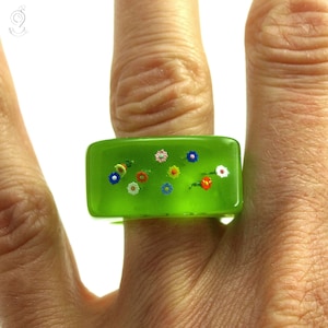 Summery colorful flower ring with colorful plastic mini flowers on a bright green ring in cast resin for all garden lovers