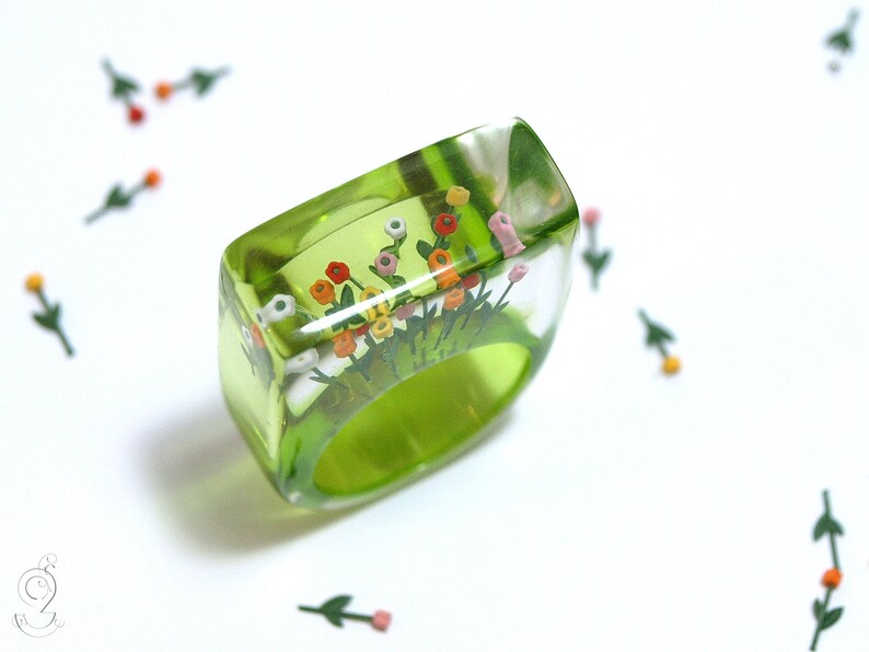 Springlike flower ring Tulips from Amsterdam with colorful tulips on a green ring made of resin from Geschmeide unter Teck image 2