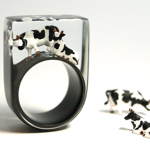 Alp peace – extraordinary cow ring with two black-and-white cows on a black ring made of resin from Geschmeide unter Teck