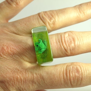 Froschkönig Drolliger Epoxidharz-Ring mit einem grünen Frosch und Gras auf knallgrünem Ring von Geschmeide unter Teck Bild 10