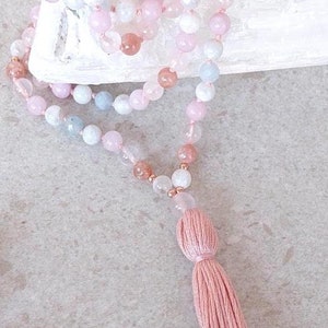 Collana mala con pietra di luna, kunzite, quarzo rosa, acquamarina e pietra del sole, mala New Beginnings, 108 perle, oro rosa, mala con pietre preziose, regalo per lei