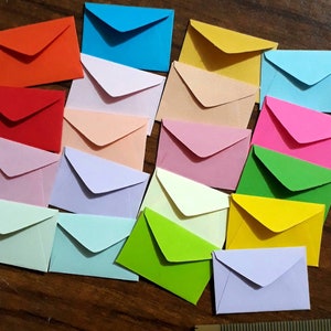 64 Très PETITES enveloppes [2 x 3 cm] miniatures, très petites, très petites enveloppes de couleur, mini lutin, notes de fée des dents, courrier pour maison de poupée